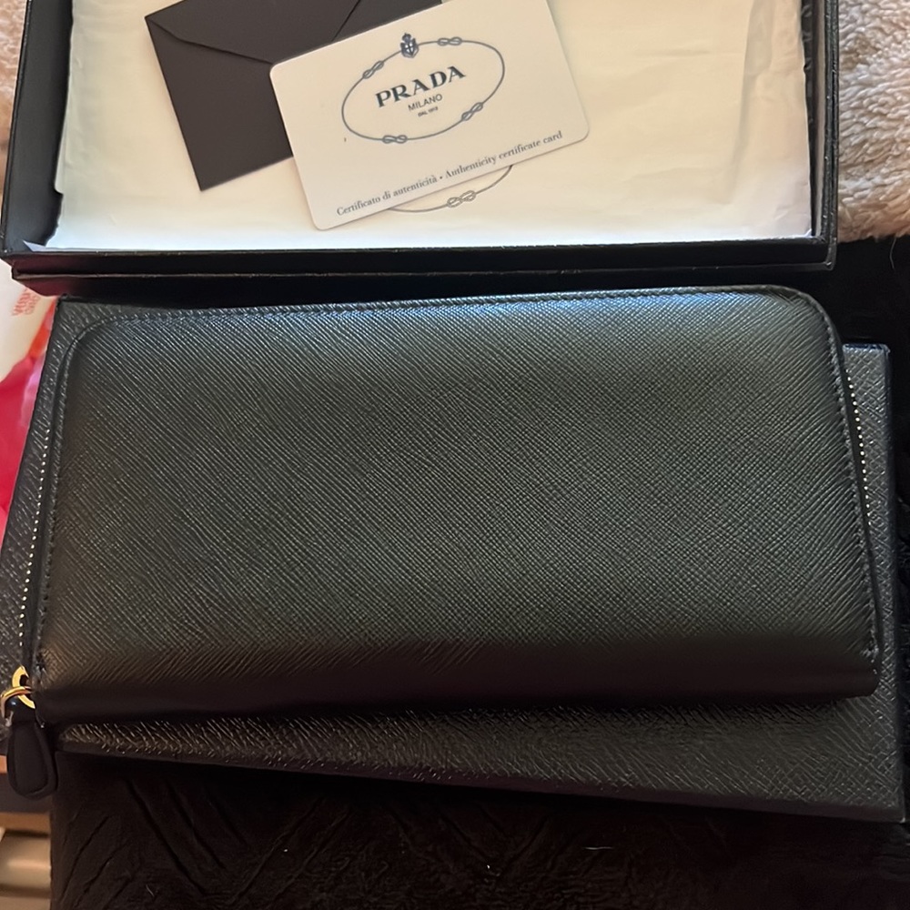Beautiful black on black leather Prada wallet - Picture 3 of 7